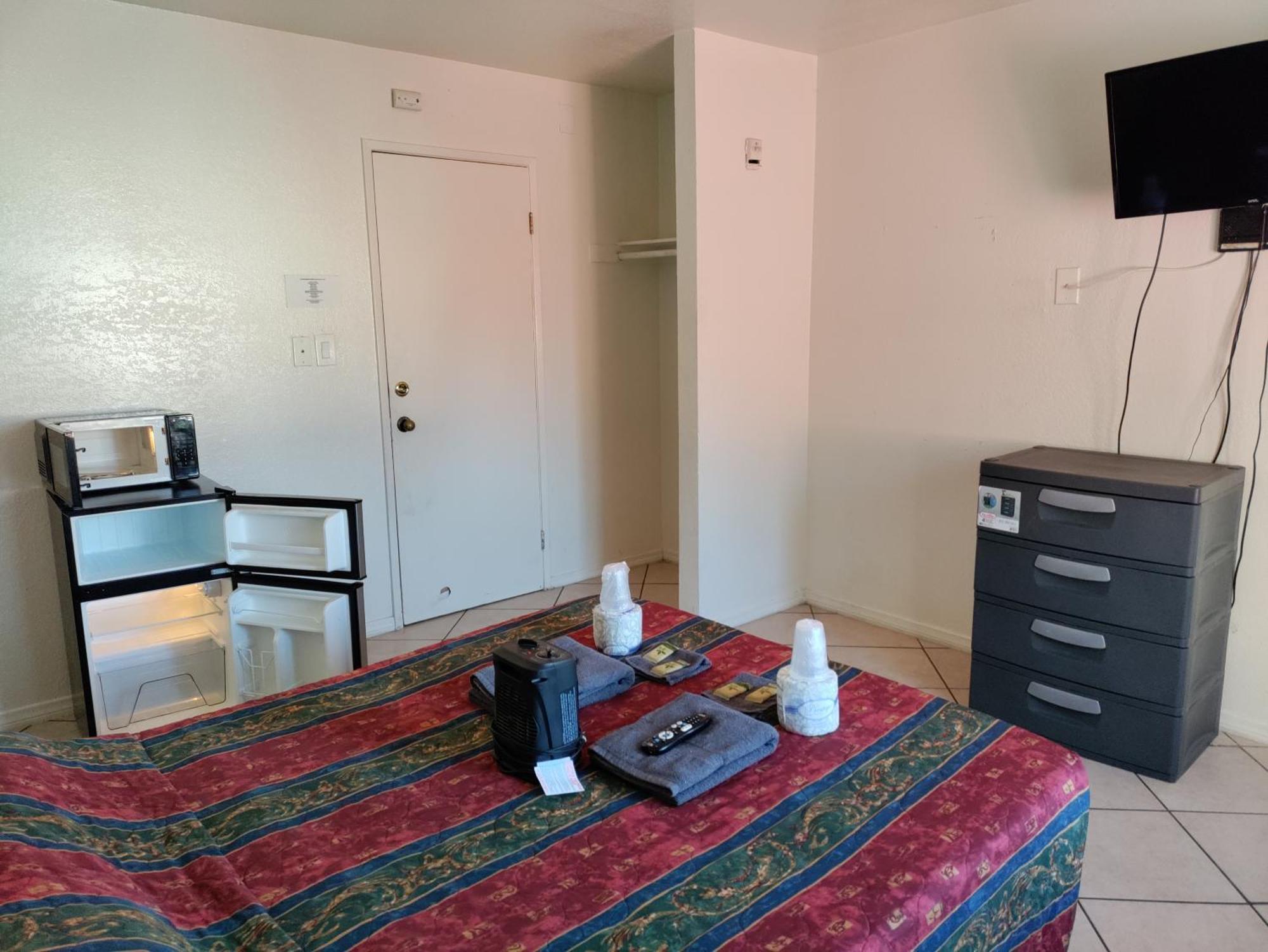 Crown Inn & Suites Spring Valley  Ngoại thất bức ảnh
